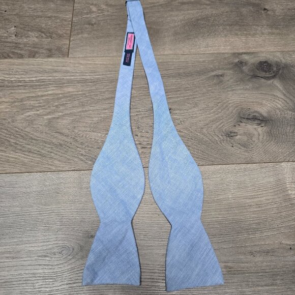 Bowtie #9 - Light Blue Vineyard Vines - Picture 1 of 2